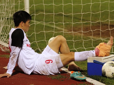 Công Vinh dính chấn thương trước trận đấu của tuyển Việt Nam                                                   Cuarơ Đan Mạch bầm dập vì ‘chiếu bay’