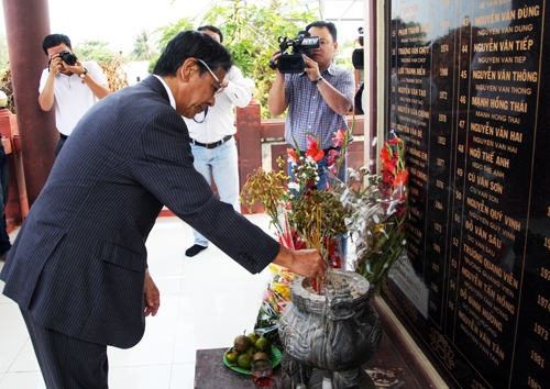 Đại sứ Nhật Bản tưởng niệm nạn nhân cầu Cần Thơ
