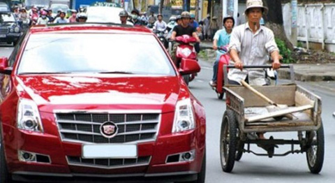 Dân Việt bỏ 2,5 tỷ đô mua Rolls-Royce, smartphone