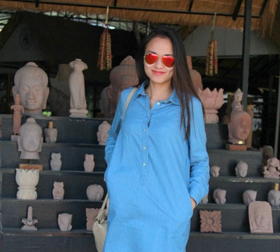 Diễm Hương mặc áo giấu quần đi mua sắm ở Campuchia
