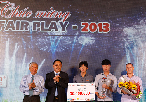 Đội U19 Việt Nam đoạt giải Fair Play 2013                                                   Người đẹp lướt sóng lộ ngực