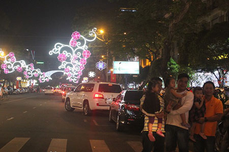 Đông nghịt người chơi Noel ở trung tâm Sài Gòn