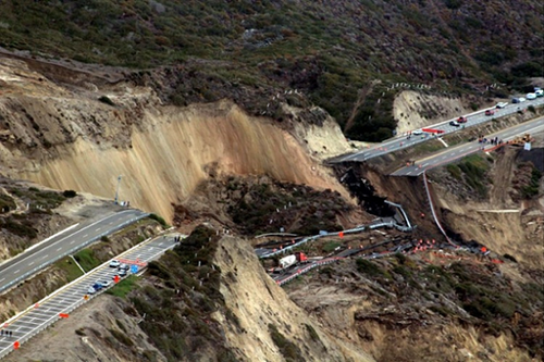 Đường cao tốc vỡ vụn sau động đất