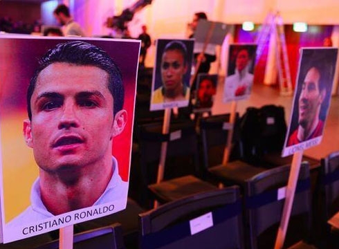 FIFA làm khó Messi và Ronaldo ở lễ trao Quả Bóng Vàng                                                   Người đẹp bốc lửa xăm tên Ronaldinho vào chỗ kín