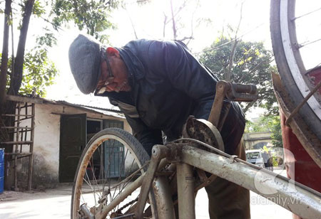 Gặp ông lão sửa xe đạp miễn phí gây sốt cộng đồng mạng