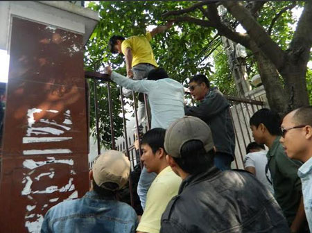 Giang hồ phá cổng ĐH Hùng Vương trấn áp giáo viên, sinh viên