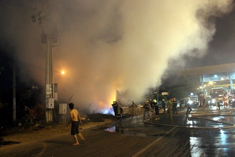 Giao thông xa lộ Hà Nội rối loạn vì đám cháy