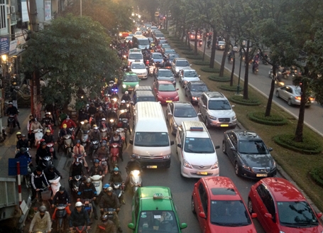 Giáp Tết đường phố Hà Nội lại ùn tắc kéo dài