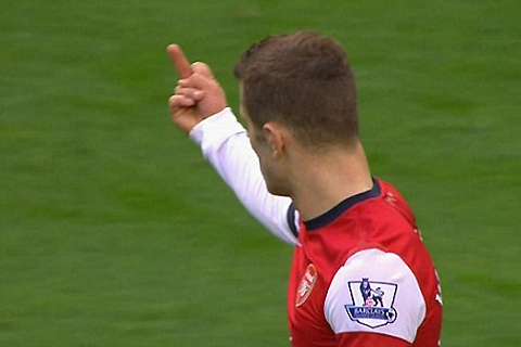 Giơ ‘ngón tay thối’, ngôi sao của Arsenal đối diện án phạt                                                    Vic khoe ngực và chân trên tạp chí