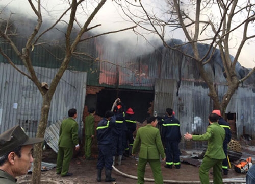 Hà Nội: Đang cháy lớn tại kho hàng rộng hàng ngàn m2
