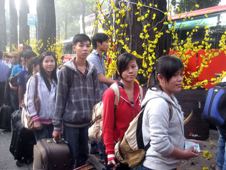 Hà Nội hỗ trợ xe đưa 1.000 sinh viên về quê ăn Tết