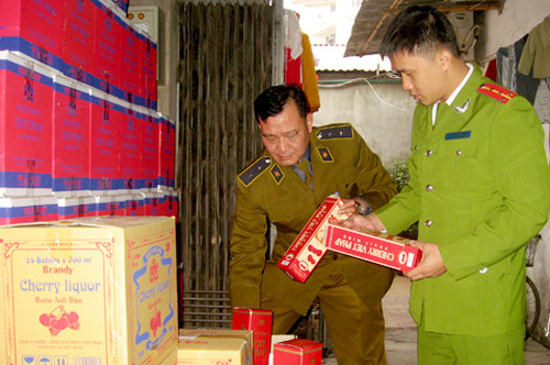 Hà Nội tịch thu hàng nghìn chai rượu sản xuất chui