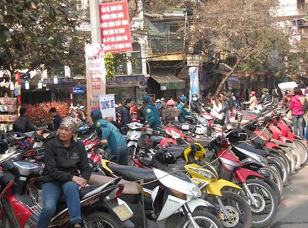 Hà Nội: Trật tự phường mở bãi trông xe “chặt chém” ngày Tết