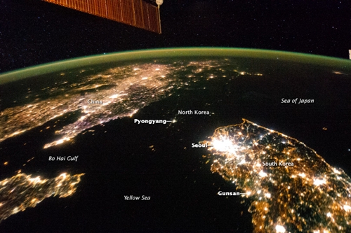 Hai miền Triều Tiên đối lập trong đêm