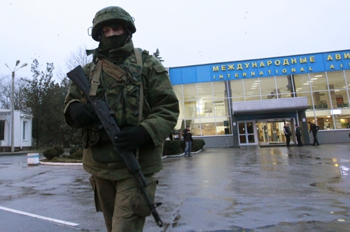 Hai sân bay ở Crimea bị các tay súng kiểm soát