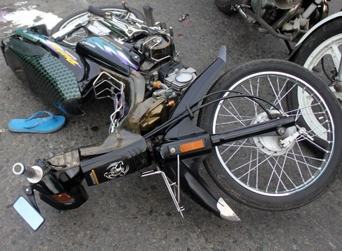 Hai xe máy đâm nhau gần chùa Hương, 4 người chết