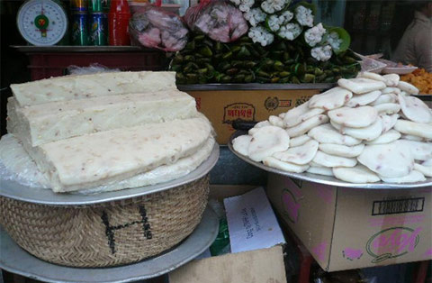 Hàng ăn cổng chùa: Vừa vơ rác vừa nhể ốc vẫn đông khách