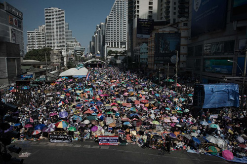 Hàng chục nghìn người phong tỏa Bangkok