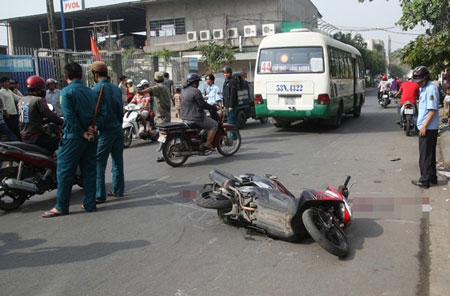 Hàng chục người cướp xác thanh niên bị tai nạn giao thông