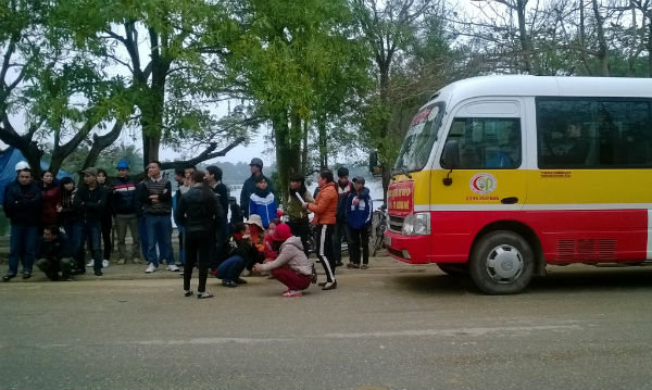 Hàng chục người ngăn cản khai tuyến xe bus