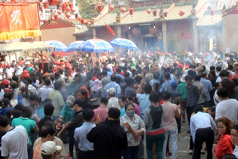 Hàng ngàn người đổ về chùa Bà “thỉnh” lộc