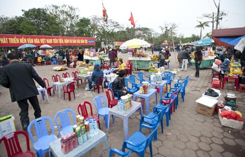 Hàng quán thời vụ nở rộ quanh đền chùa, lễ hội đầu năm
