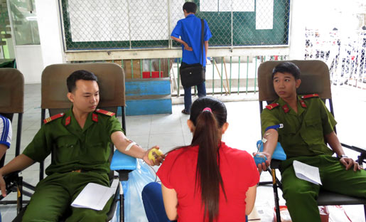 Hàng trăm chiến sĩ, thanh niên tình nguyện hiến máu