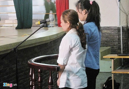 Hàng trăm người chen lấn xem xử 2 bảo mẫu hành hạ trẻ em