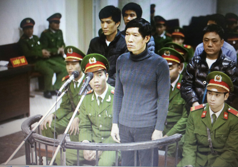 Hình ảnh anh em Dương Chí Dũng tại tòa