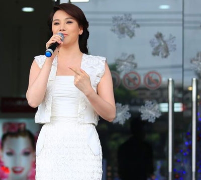 Hồ Quỳnh Hương hát cổ vũ thí sinh The X-Factor