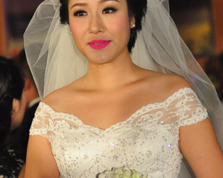 Hoa hậu Ngô Phương Lan rạng rỡ bên chồng trong hôn lễ