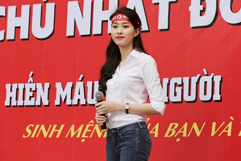 Hoa hậu Thu Thảo hiến máu nhân đạo