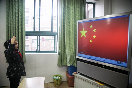 Học sinh Trung Quốc chào cờ trước tivi vì ô nhiễm