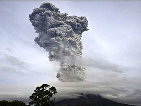Indonesia: Núi lửa phun trào 30 lần/ngày
