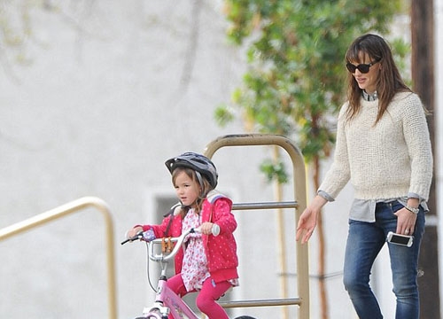 Jennifer Garner dạy các con đi xe đạp