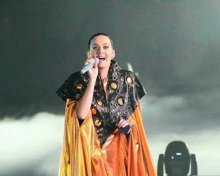 Katy Perry biến hóa trên sân khấu Trung Quốc