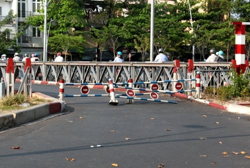 Kẹt xe vì xà lan đâm cầu tạm trên kênh Nhiêu Lộc