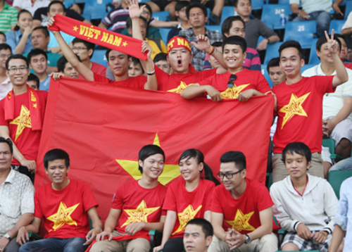 Khán giả TP HCM háo hức xem U19 Việt Nam tập                                                   Ông trùm bụng phệ âu yếm vợ trẻ siêu mẫu