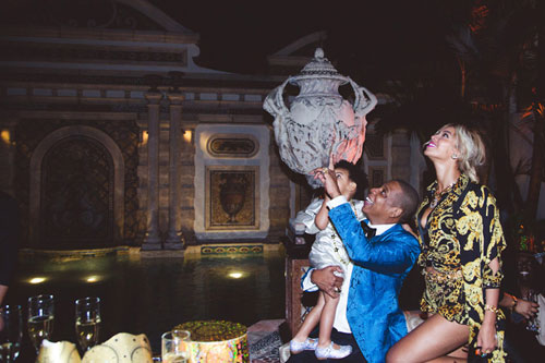 Khoảnh khắc tiệc tùng đón năm mới của nhà Beyonce