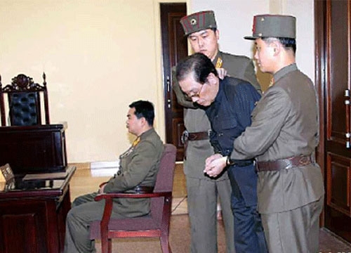 Kim Jong-Un lần đầu xuất hiện sau vụ xử tử chú rể
