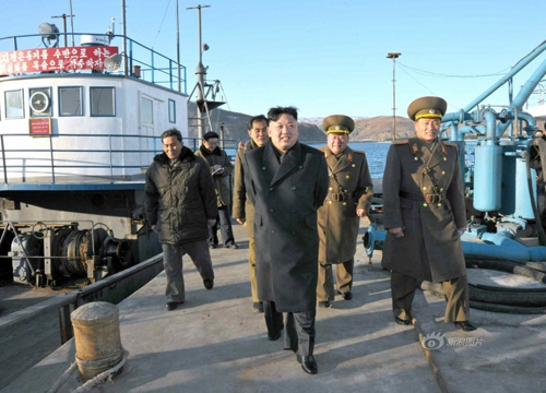 Kim Jong-un tươi cười khen ngợi binh sĩ