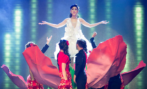 Lâm Chi Khanh thay 11 trang phục trên sân khấu