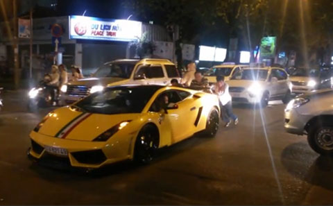 Lamborghini vừa đi vừa đẩy ở Sài Gòn