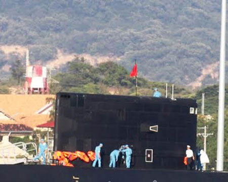 Lần đầu “chạm mặt” tàu ngầm Kilo Hà Nội ở Cam Ranh