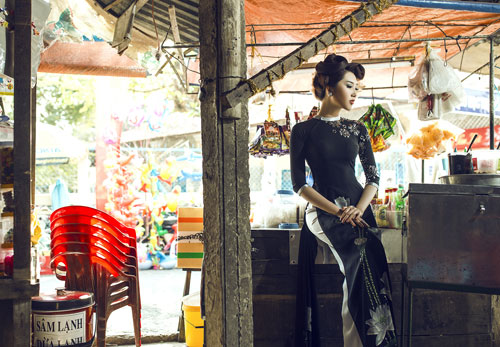 Lê Huỳnh Thúy Ngân diện áo dài giữa phố chợ