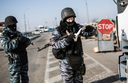 Lính đeo mặt nạ chiếm căn cứ ở Crimea