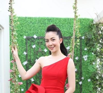 Linh Nga nổi bật với váy đỏ đính hoa