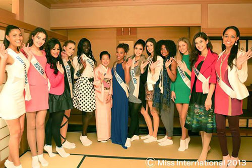 Lô Thị Hương Trâm diện áo đỏ nổi bật tại Miss International
