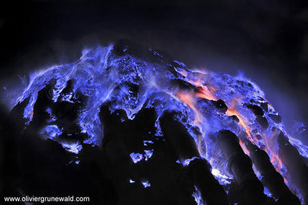 Lửa xanh kỳ ảo trên núi lửa ở Indonesia