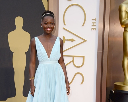 Lupita Nyong’o chọn váy xanh đến Oscar vì tình yêu quê hương